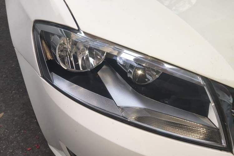 Used Volkswagen Gran Lavida 2013 1.6L Automatic Luxury Model Right Front Headlight