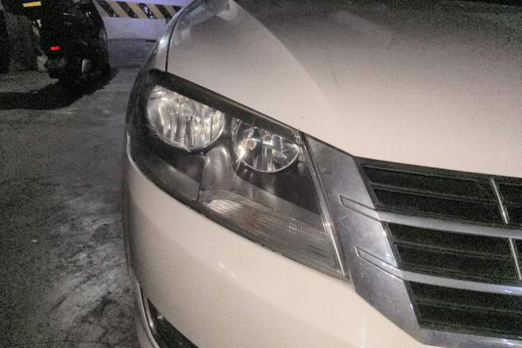 Used Volkswagen Gran Lavida 2013 1.6L Automatic Comfort Model Right Front Headlight