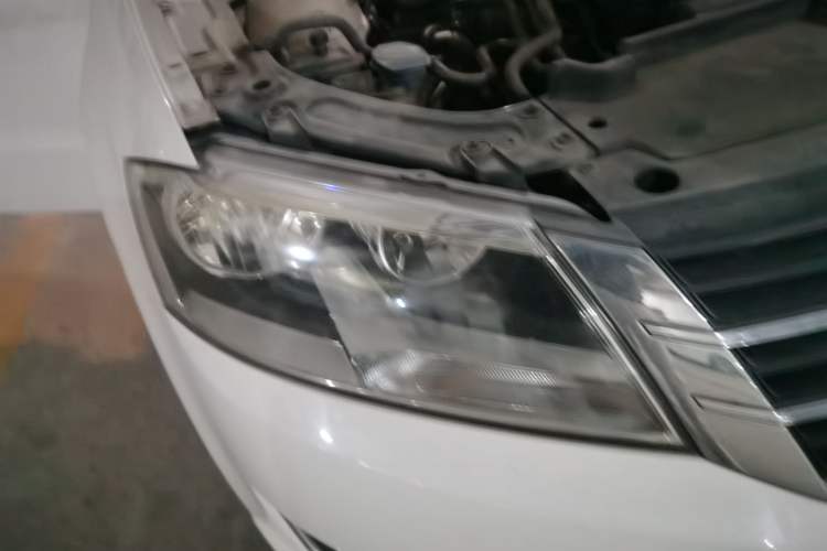 Used Volkswagen Gran Lavida 2013 1.4 TSI Manual Comfort Model Right Front Headlight