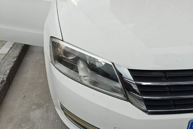 Used Volkswagen Gran Lavida 2013 1.6L Automatic Fashion Model Right Front Headlight