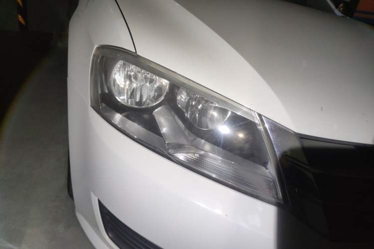Used Volkswagen Gran Lavida 2013 1.6L Manual Fashion Model Right Front Headlight