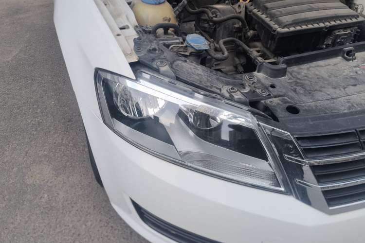 Used Volkswagen Gran Lavida 2013 1.6L Automatic Fashion Model Right Front Headlight