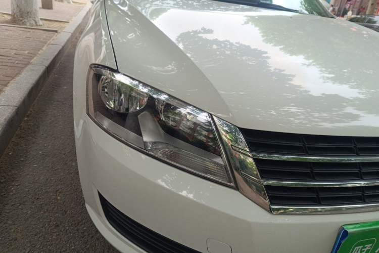 Used Volkswagen Gran Lavida 2013 1.6L Manual Fashion Model Right Front Headlight