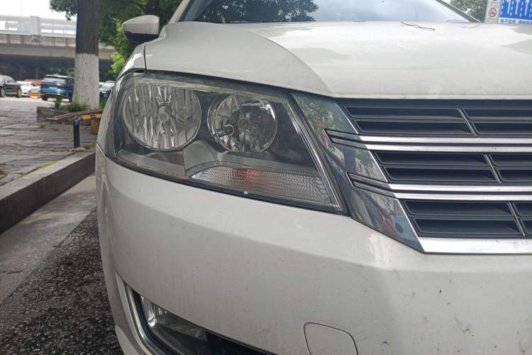 Used Volkswagen Gran Lavida 2013 1.4 TSI Automatic Luxury Model Right Front Headlight