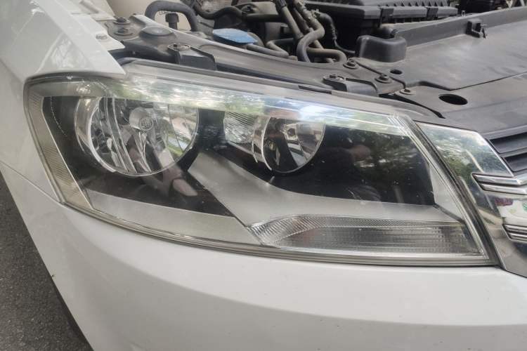 Used Volkswagen Gran Lavida 2013 1.4 TSI Automatic Luxury Model Right Front Headlight