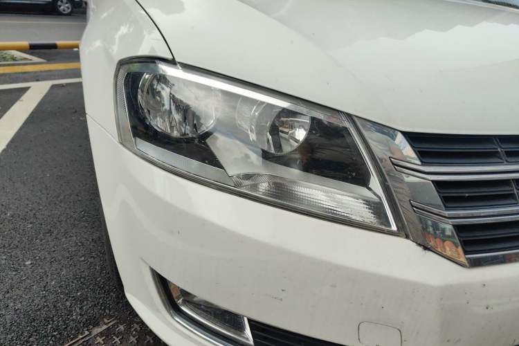 Used Volkswagen Gran Lavida 2013 1.6L Automatic Comfort Model Right Front Headlight