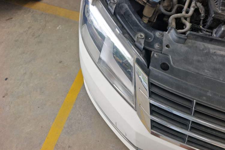Used Volkswagen Gran Lavida 2013 1.4 TSI Automatic Comfort Model Right Front Headlight