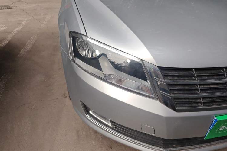 Used Volkswagen Gran Lavida 2013 1.6L Automatic Comfort Model Right Front Headlight
