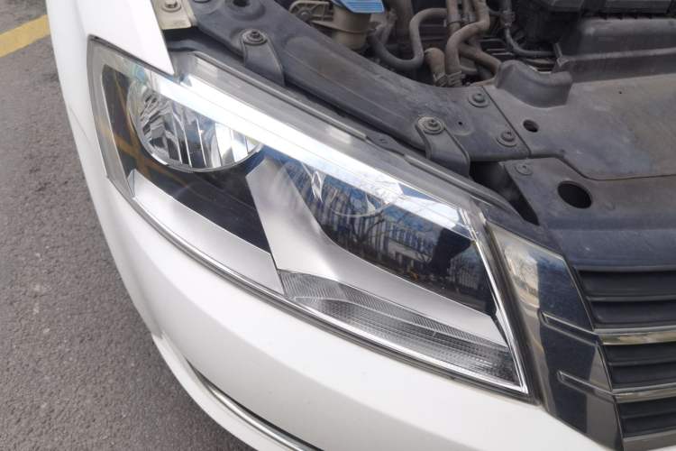 Used Volkswagen Gran Lavida 2013 1.4 TSI Manual Comfort Model Right Front Headlight