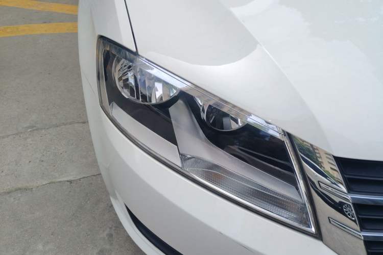 Used Volkswagen Gran Lavida 2013 1.6L Automatic Fashion Model Right Front Headlight