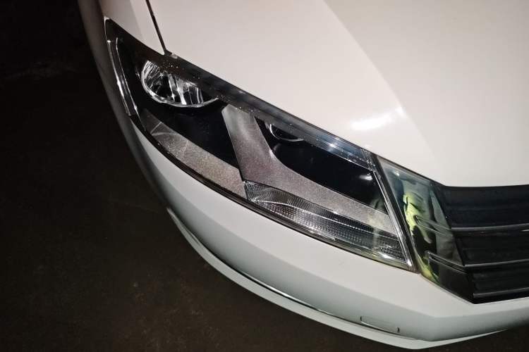 Used Volkswagen Gran Lavida 2013 1.4 TSI Automatic Comfort Model Right Front Headlight