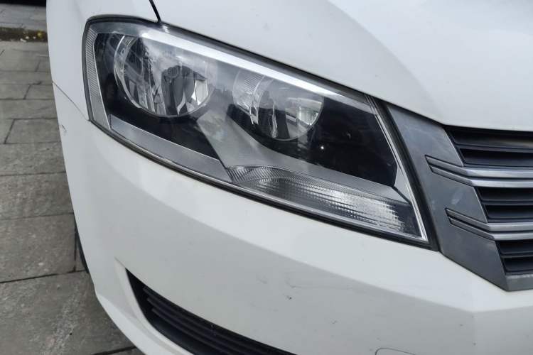Used Volkswagen Gran Lavida 2013 1.6L Manual Fashion Model Right Front Headlight