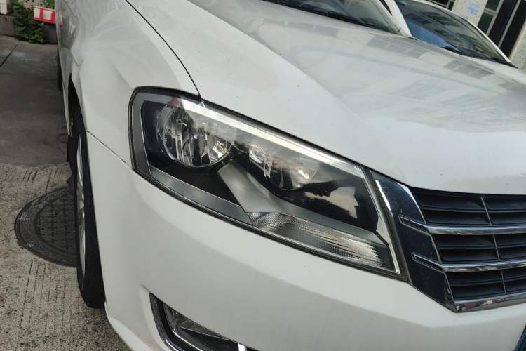 Used Volkswagen Gran Lavida 2013 1.6L Manual Comfort Model Right Front Headlight