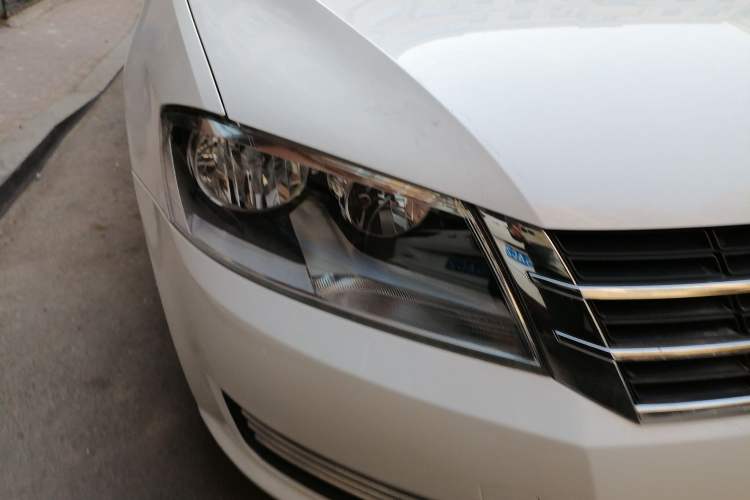 Used Volkswagen Gran Lavida 2013 1.6L Automatic Fashion Model Right Front Headlight
