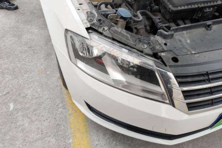 Used Volkswagen Gran Lavida 2013 1.6L Manual Fashion Model Right Front Headlight