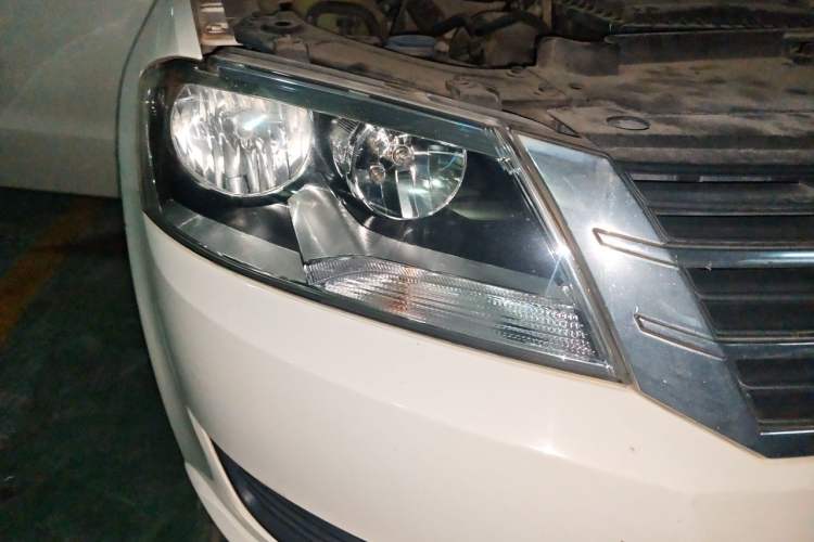 Used Volkswagen Gran Lavida 2013 1.6L Automatic Fashion Model Right Front Headlight