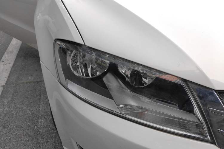 Used Volkswagen Gran Lavida 2013 1.6L Automatic Comfort Model Right Front Headlight