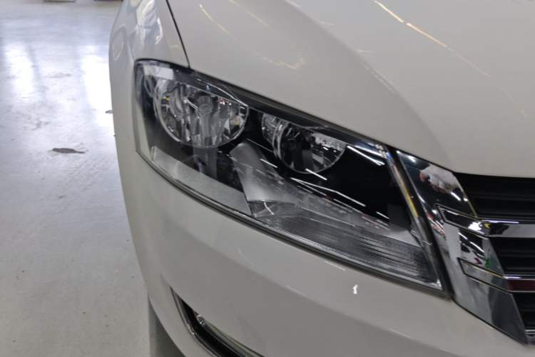 Used Volkswagen Gran Lavida 2013 1.4 TSI Automatic Comfort Model Right Front Headlight