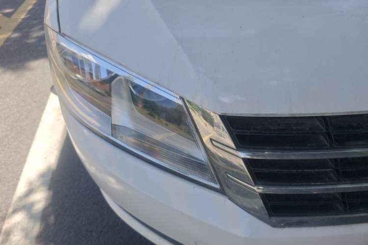 Used Volkswagen Gran Lavida 2013 1.6L Manual Fashion Model Right Front Headlight