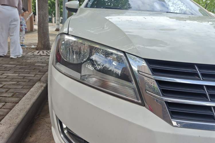 Used Volkswagen Gran Lavida 2013 1.6L Automatic Comfort Model Right Front Headlight