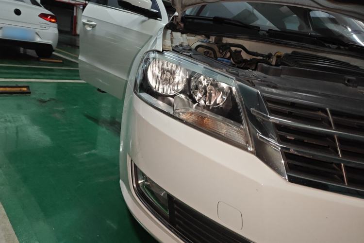 Used Volkswagen Gran Lavida 2013 1.6L Manual Comfort Model Right Front Headlight