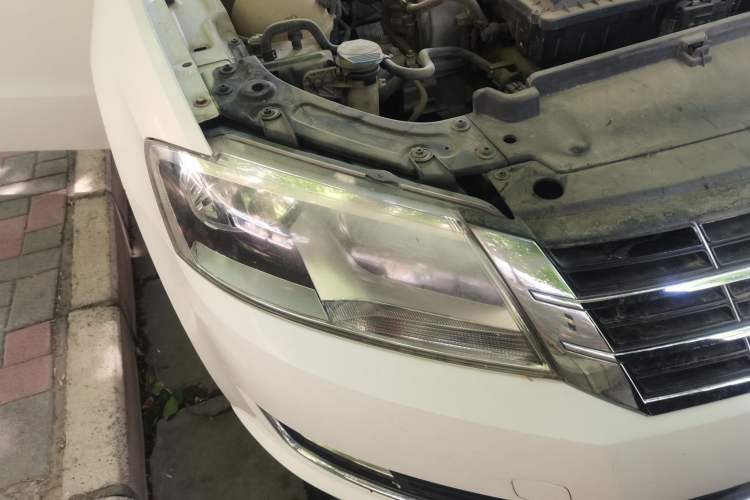 Used Volkswagen Gran Lavida 2013 1.6L Automatic Comfort Model Right Front Headlight