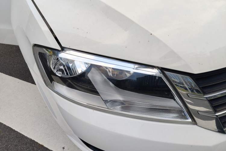 Used Volkswagen Gran Lavida 2013 1.6L Automatic Fashion Model Right Front Headlight