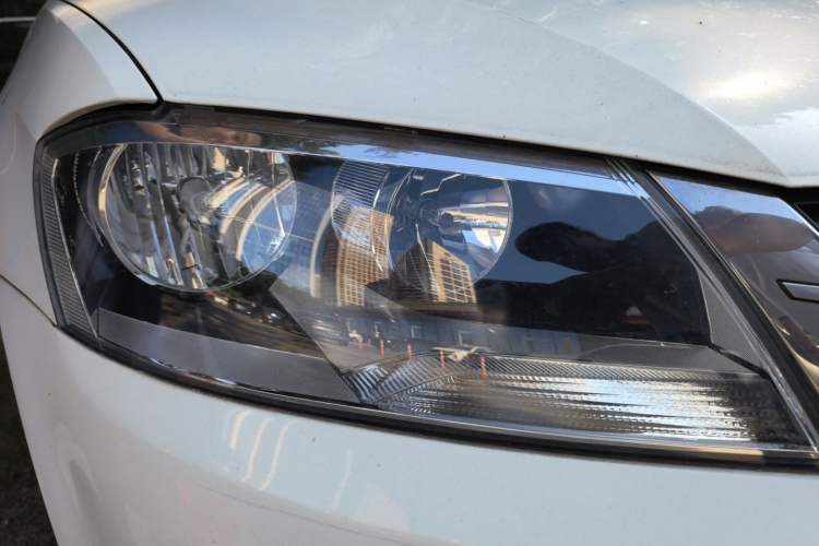 Used Volkswagen Gran Lavida 2013 1.6L Automatic Comfort Model Right Front Headlight