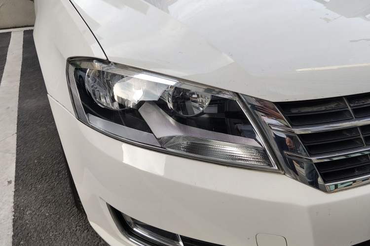 Used Volkswagen Gran Lavida 2013 1.4 TSI Automatic Comfort Model Right Front Headlight