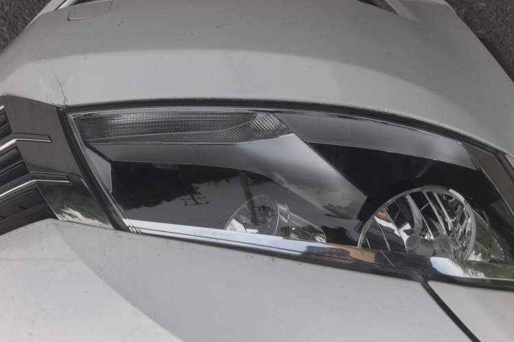 Used Volkswagen Gran Lavida 2013 1.6L Automatic Comfort Model Right Front Headlight