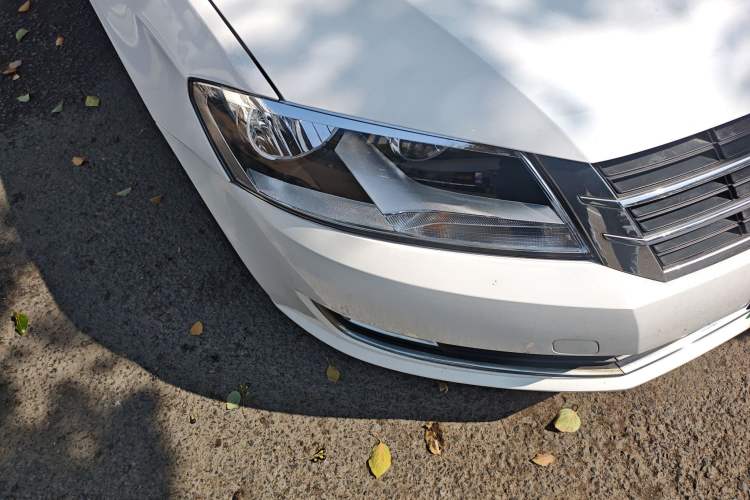Used Volkswagen Gran Lavida 2013 1.6L Automatic Comfort Model Right Front Headlight