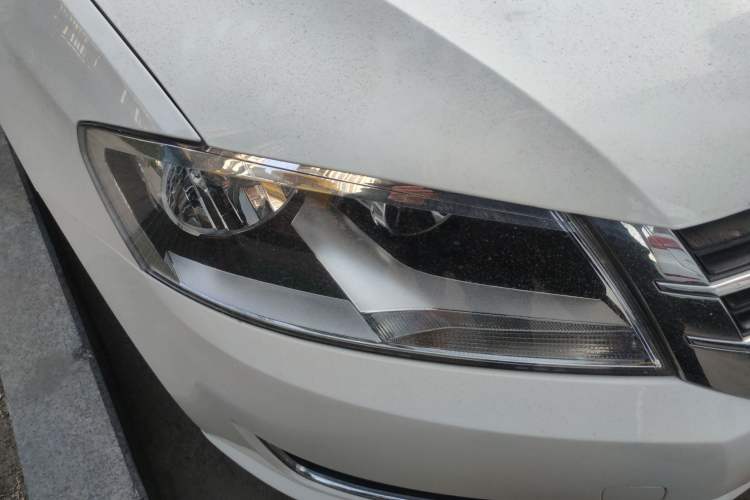 Used Volkswagen Gran Lavida 2013 1.6L Manual Comfort Model Right Front Headlight