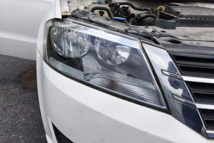 Used Volkswagen Gran Lavida 2013 1.6L Automatic Fashion Model Right Front Headlight
