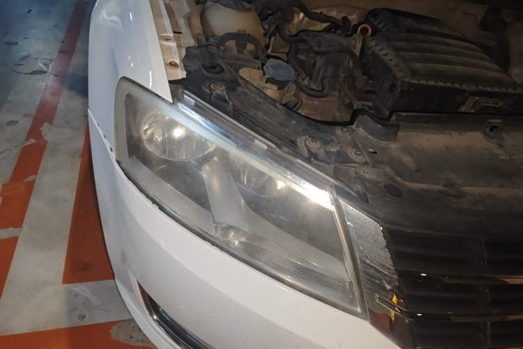 Used Volkswagen Gran Lavida 2013 1.6L Automatic Comfort Model Right Front Headlight