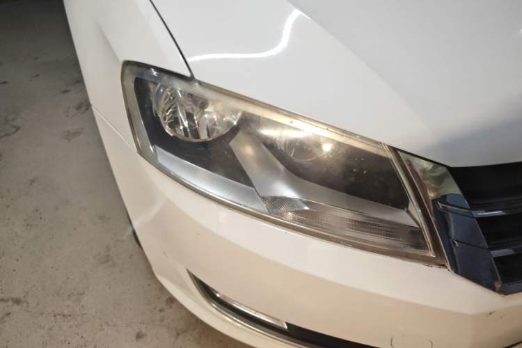 Used Volkswagen Gran Lavida 2013 1.6L Automatic Comfort Model Right Front Headlight