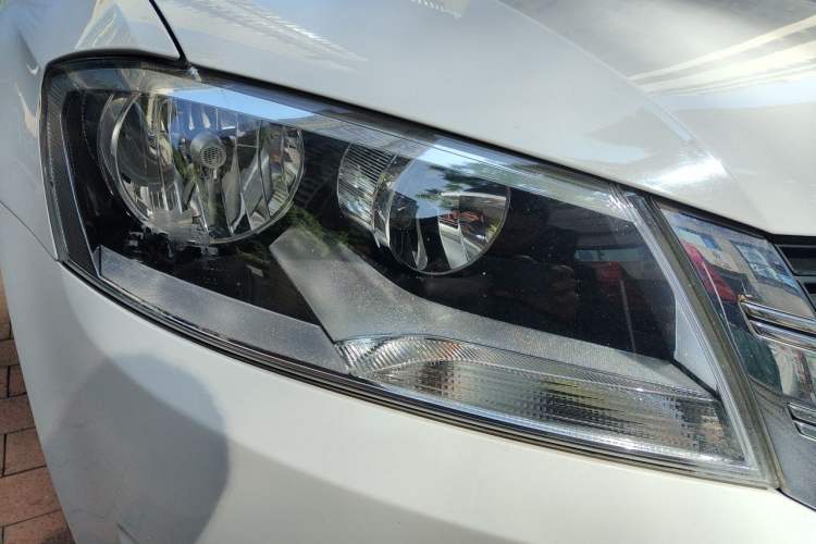 Used Volkswagen Gran Lavida 2013 1.4 TSI Automatic Luxury Model Right Front Headlight