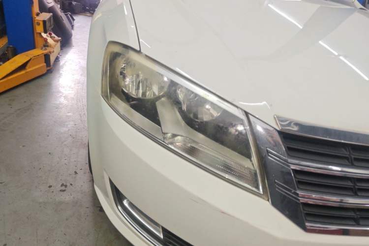 Used Volkswagen Gran Lavida 2013 1.4 TSI Automatic Comfort Model Right Front Headlight