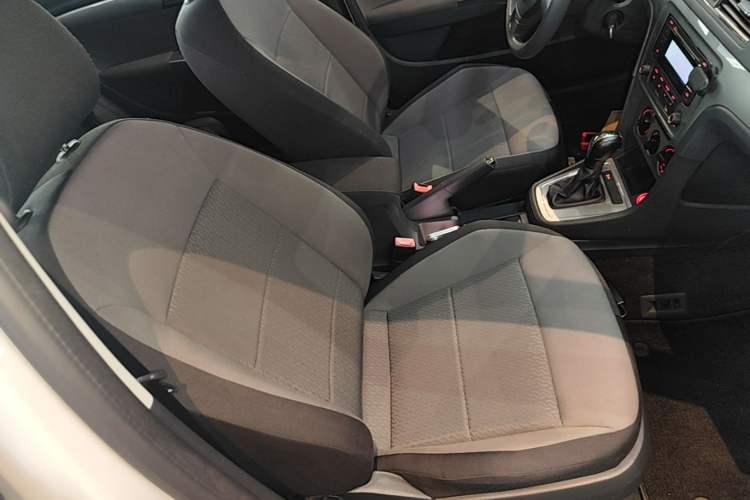 Used Volkswagen Gran Lavida 2013 1.6L Automatic Fashion Model Right Front Seat