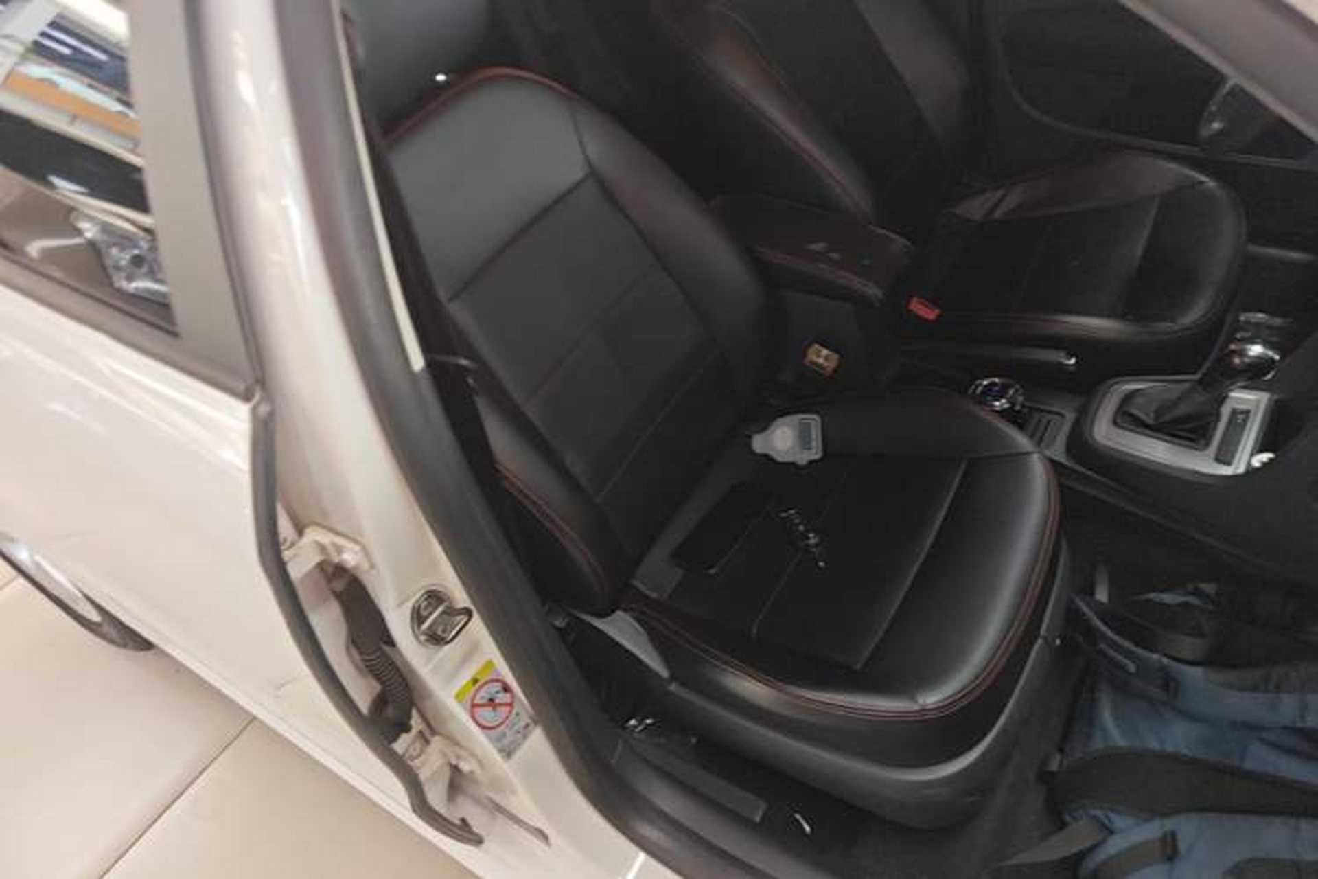 Used Volkswagen Gran Lavida 2013 1.6L Automatic Fashion Model Right Front Seat