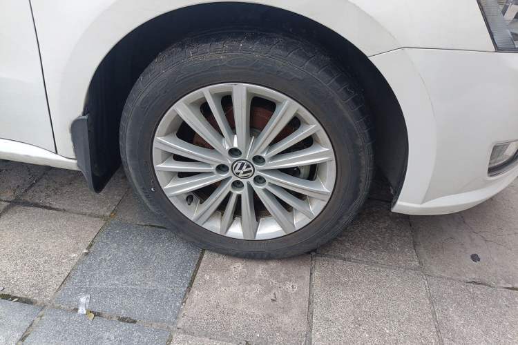 Used Volkswagen Gran Lavida 2013 1.6L Automatic Comfort Model Right Front Wheel Hub