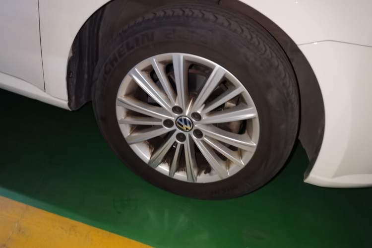 Used Volkswagen Gran Lavida 2013 1.4 TSI Manual Comfort Model Right Front Wheel Hub