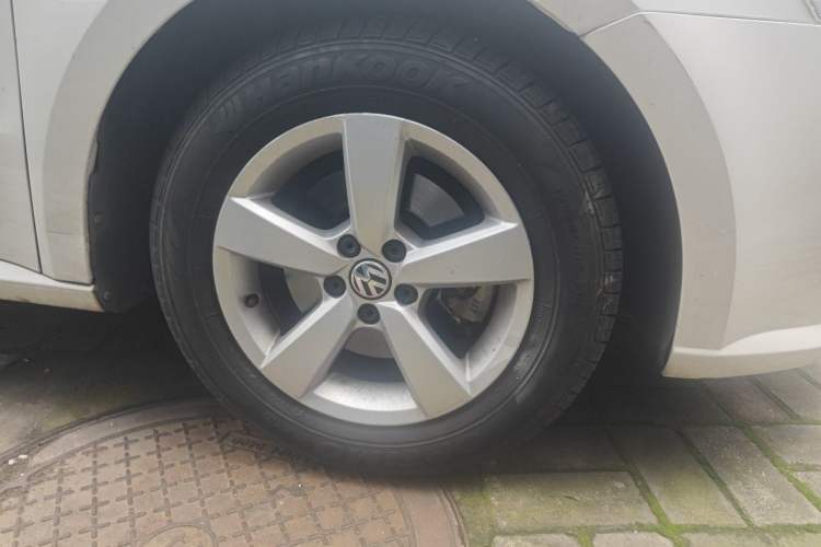 Used Volkswagen Gran Lavida 2013 1.6L Automatic Fashion Model Right Front Wheel Hub