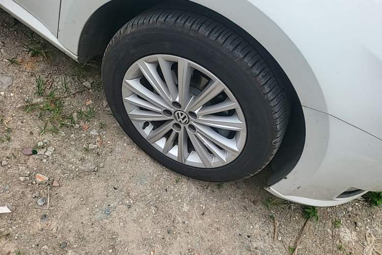 Used Volkswagen Gran Lavida 2013 1.6L Automatic Comfort Model Right Front Wheel Hub