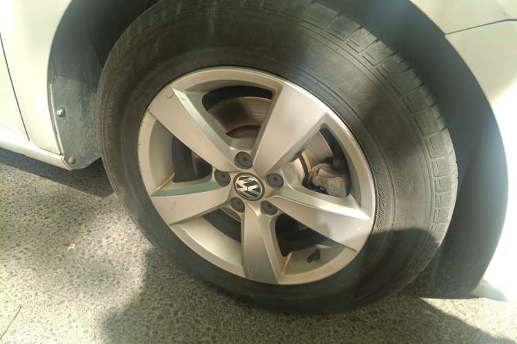 Used Volkswagen Gran Lavida 2013 1.6L Automatic Fashion Model Right Front Wheel Hub