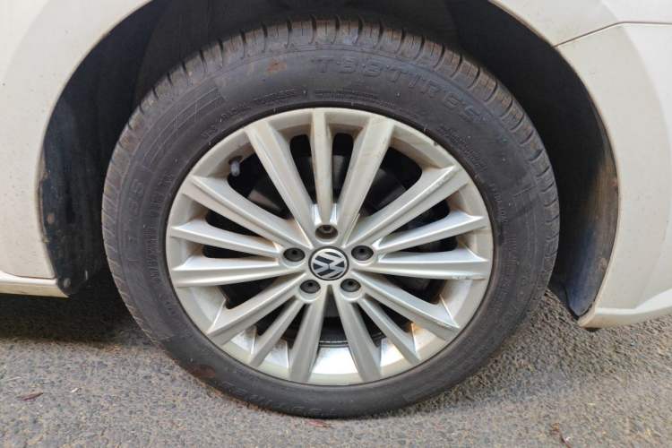 Used Volkswagen Gran Lavida 2013 1.6L Automatic Comfort Model Right Front Wheel Hub