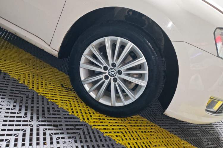 Used Volkswagen Gran Lavida 2013 1.6L Automatic Comfort Model Right Front Wheel Hub