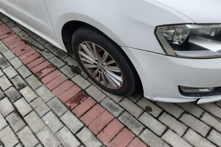 Used Volkswagen Gran Lavida 2013 1.6L Manual Comfort Model Right Front Wheel Hub