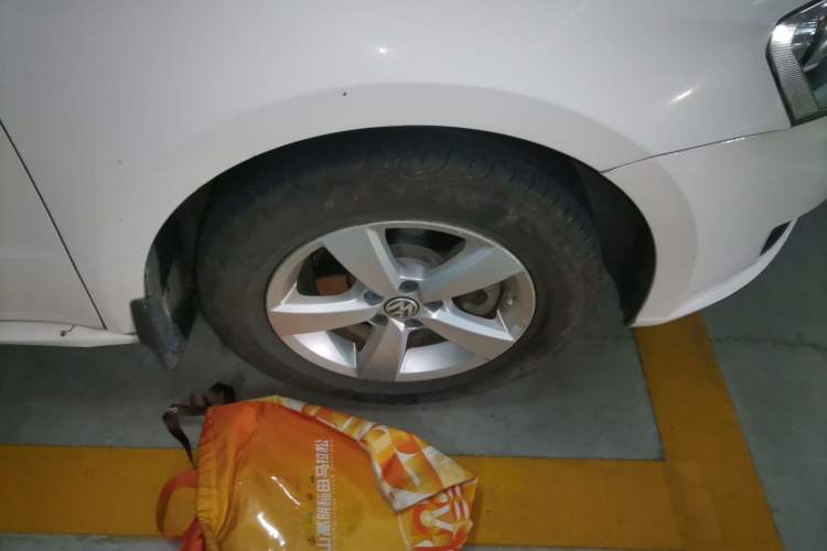 Used Volkswagen Gran Lavida 2013 1.6L Automatic Fashion Model Right Front Wheel Hub
