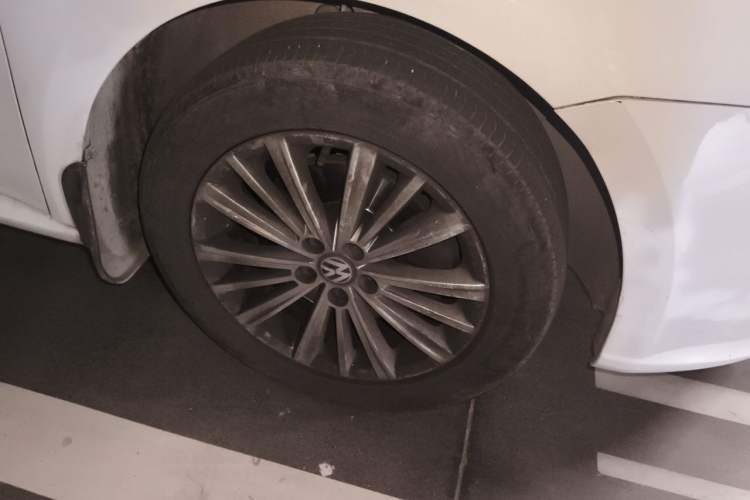 Used Volkswagen Gran Lavida 2013 1.4 TSI Automatic Comfort Model Right Front Wheel Hub
