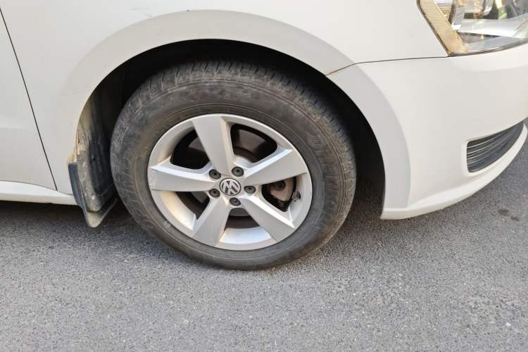 Used Volkswagen Gran Lavida 2013 1.6L Automatic Fashion Model Right Front Wheel Hub